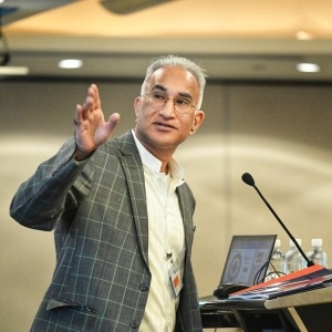 Robert de Souza presenting at THINK Executive Singapore